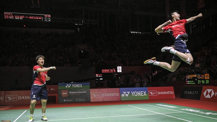 FENG YAN ZHE/HUANG DONG PING JUARA INDONESIA MASTERS 2023 Pebulu tangkis ganda campuran China Feng Yan Zhe (kanan) berpasangan dengan Huang Dong Ping (kiri) berselebrasi usai menang melawan rekan senegaranya pebulu tangkis ganda campuran China Jiang Zhen Bang dan Wei Ya Xin pada final turnamen Daihatsu Indonesia Masters 2023 di Istora Gelora Bung Karno, Senayan, Jakarta, Minggu (29/1/2023). Feng Yan Zhe/Huang Dong Ping berhasil menjadi juara Indonesia Masters 2023 usai menang dengan skor 21-15, 16-21, dan 21-19. ANTARA FOTO/M Risyal Hidayat/tom.