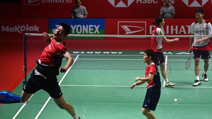 FENG YAN ZHE/HUANG DONG PING JUARA INDONESIA MASTERS 2023 Pebulu tangkis ganda campuran China Feng Yan Zhe (kanan) berpasangan dengan Huang Dong Ping (kiri) berselebrasi usai menang melawan rekan senegaranya pebulu tangkis ganda campuran China Jiang Zhen Bang dan Wei Ya Xin pada final turnamen Daihatsu Indonesia Masters 2023 di Istora Gelora Bung Karno, Senayan, Jakarta, Minggu (29/1/2023). Feng Yan Zhe/Huang Dong Ping berhasil menjadi juara Indonesia Masters 2023 usai menang dengan skor 21-15, 16-21, dan 21-19. ANTARA FOTO/M Risyal Hidayat/tom.