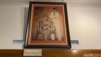 Dirumah yang kini sudah menjadi Museum dan peninggalan cagar budaya Indonesia juga ada foto Soekarno dan Inggit Garnasih saat menjadi suami istri. 