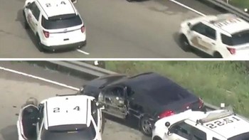 Mobil hitam mencoba kabur dari polisi dengan menyalip truk dari sebelah kanan. Eh, malah diserempet sama truk dan tertangkap polisi. Foto: Reddit via Bored Panda