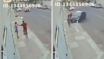 Copet bersepeda mencoba mengambil HP perempuan yang berdiri di tengah jalan, langsung ditabrak mobil yang lewat. Foto: Reddit via Bored Panda