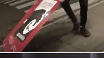 Mau lempar papan spanduk malah jatuh ke kepala sendiri. Foto: Reddit via Bored Panda