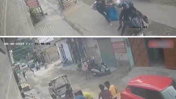Orang jahat di atas motor hendak curi kalung, langsung dikerubungi orang sekitar. Foto: Reddit via Bored Panda