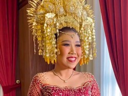 Foto: Kiky Saputri Gelar Resepsi Adat Minang dan Western, Gayanya Memesona