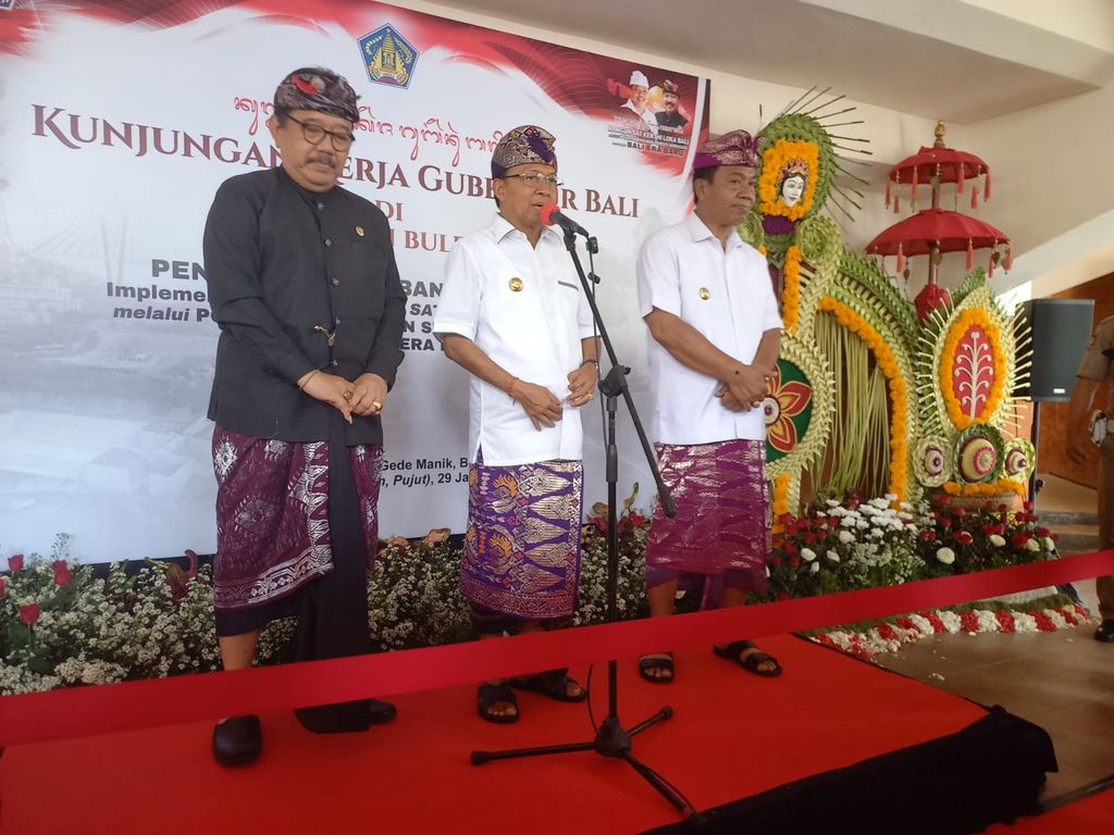 Gubernur Bali I Wayan Koster melakukan kunjungan kerja bersama Wakil Gubernur Bali Tjokorda Oka Artha Ardhana Sukawati (Cok Ace) di Gedung Kesenian Gde Manik, Buleleng, Minggu (29/1/2023). (Foto: Made Wijaya Kusuma/detikBali)