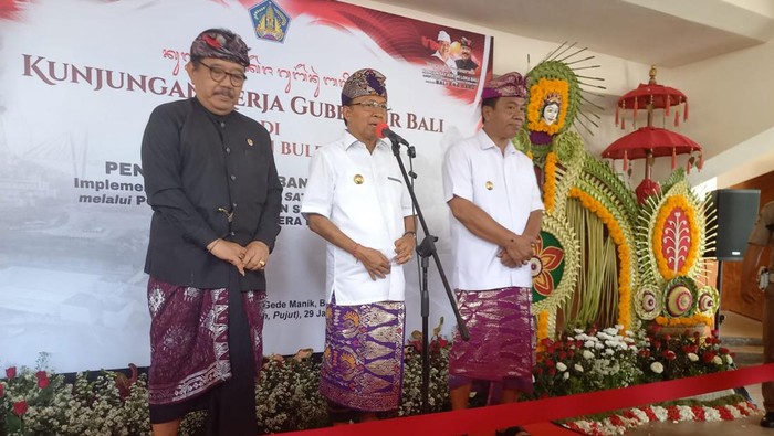 Gubernur Bali I Wayan Koster melakukan kunjungan kerja bersama Wakil Gubernur Bali Tjokorda Oka Artha Ardhana Sukawati (Cok Ace) di Gedung Kesenian Gde Manik, Buleleng, Minggu (29/1/2023). (Foto: Made Wijaya Kusuma/detikBali)