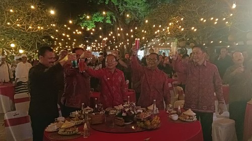 Gubernur Bali I Wayan Koster melakukan tos saat peringatan Hari Arak Bali di Bali Collection, Nusa Dua, Badung, Bali Minggu (29/1/2023).