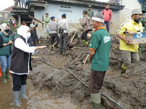Cuaca Ekstrem Landa Jatim Sepekan ke Depan, Khofifah Imbau Warga Waspada