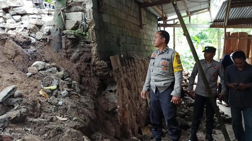 Gudang kayu meubel milik warga di Dusun Penimbung Barat, Desa Penimbung, Kecamatan Gunungsari Kabupaten Lombok Barat jebol akibat longsor, Minggu (29/1/2023). Foto: IST.