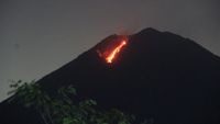 Gunung Semeru Muntahkan Lava Pijar!