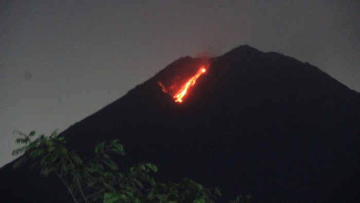 Gunung Semeru muntahkan lava pijar sabtu 28 januari 2023 malam