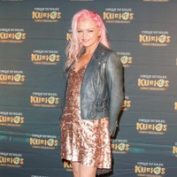 Meski harus hidup dengan kondisi tersebut, Hannah mencoba tetap eksis di dunia hiburan. Awal Januari lalu, ia menghadiri Cirque du Soleils Kurios: Cabinet Of Curiosities di Royal Albert Hall, London, Inggris. Muncul dengan rambut berwarna shocking pink dan berbalut dress perunggu yang berkilauan, ia berpose di karpet merah. (Foto: Nick England/Getty Images)