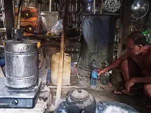 Kisah Kasih Perajin Arak Bali: Dari Menyadap Nira hingga Siap Minum