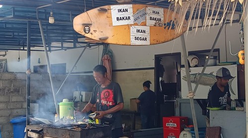 Ikan hasil spearfishing langsung dibakar di Jerman Corner Cafe.