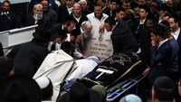 Peristiwa di sinagoge tersebut terjadi sehari setelah serangan oleh militer Israel ke kamp pengungsi Palestina di Jenin, Tepi Barat yang diduduki, menewaskan sembilan orang.