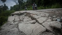 Jalan alternatif menuju wisata Saba Budaya Badui tersebut ambles sejak sebulan terakhir dan hingga kini belum ada upaya untuk perbaikan.