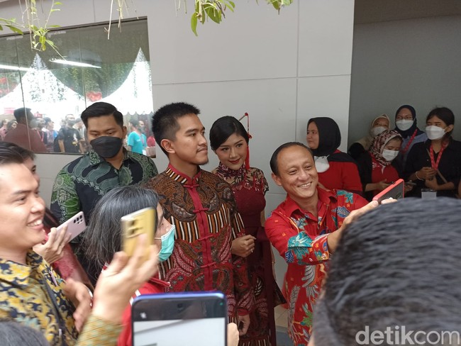 Pasangan yang menikah awal Desember 2022 ini tampil mesra dengan memakai busana serasi rancangan Anne Avantie. Look yang memadukan elemen batik dan oriental itu menjadi andalan mereka. Saya persiapkan serasi dengan perpaduan batik dan lurik. Tema yang saya ambil untuk keduanya adalah Sarimbit yang memiliki arti pasangan suami istri yang resmi yang melambangkan keasrian dan keharmonisan, kata Anne kepada Wolipop, Senin (30/1/2023). (Foto: Tiara Aliya/detikcom)