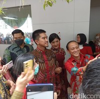 Pasangan yang menikah awal Desember 2022 ini tampil mesra dengan memakai busana serasi rancangan Anne Avantie. Look yang memadukan elemen batik dan oriental itu menjadi andalan mereka. Saya persiapkan serasi dengan perpaduan batik dan lurik. Tema yang saya ambil untuk keduanya adalah Sarimbit yang memiliki arti pasangan suami istri yang resmi yang melambangkan keasrian dan keharmonisan, kata Anne kepada Wolipop, Senin (30/1/2023). (Foto: Tiara Aliya/detikcom)