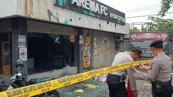 Usai Demo Ricuh, Garis Polisi Membentang di Kantor Arema FC
