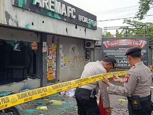 Usai Demo Ricuh, Garis Polisi Membentang di Kantor Arema FC