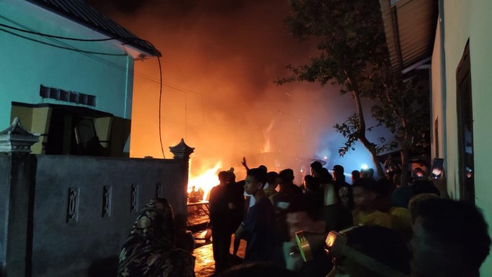 Kebakaran rumah di Dusun Nangahure, Kelurahan Wuring, Kacamatan Alok Barat, Kabupaten Sikka, Nusa Tenggara Timur (NTT), Sabtu (28/1/2023) sekitar pukul 23.15 Wita. (Istimewa)