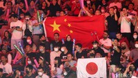 Pendukung dari negara-negara yang masuk final hadir di stadion.