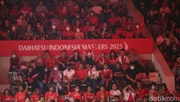 Laga yang dimulai sejak pukul 13.00 WIB ini dipadati para pecinta bulu tangkis, baik dalam maupun luar negeri.