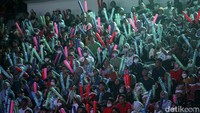 Mereka terus bersorak memberikan semangat kepada para pebulutangkis yang tengah berlaga.