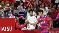 Tampak seorang suporter bersalaman dengan Chico usai laga.