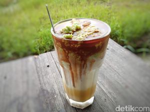 Anti Mainstream, Ada Es Kopi Susu Campur Tape di Cirebon