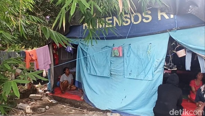 Korban banjir Luwu Utara mulai terserang penyakit di tenda pengungsian.