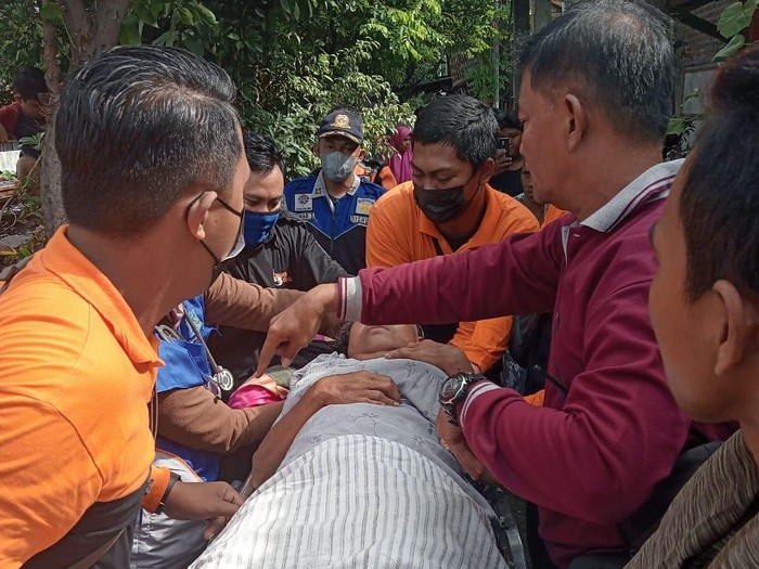 Korban saat dievakuasi ke RSUD dr Soewandhie Surabaya