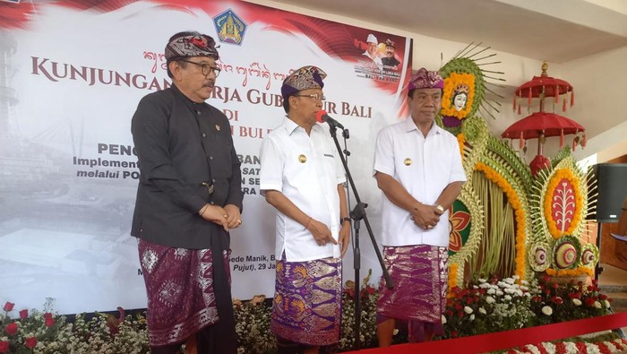 Gubernur Bali Wayan Koster saat melaksanakan kunjungan kerja ke Buleleng, bersama dengan Wakil Gubernur Bali Tjokorda Oka Artha Ardhana Sukawati (Cok Ace), bertempat di Gedung Kesenian Gde Manik, Buleleng, Minggu (29/1/2023).