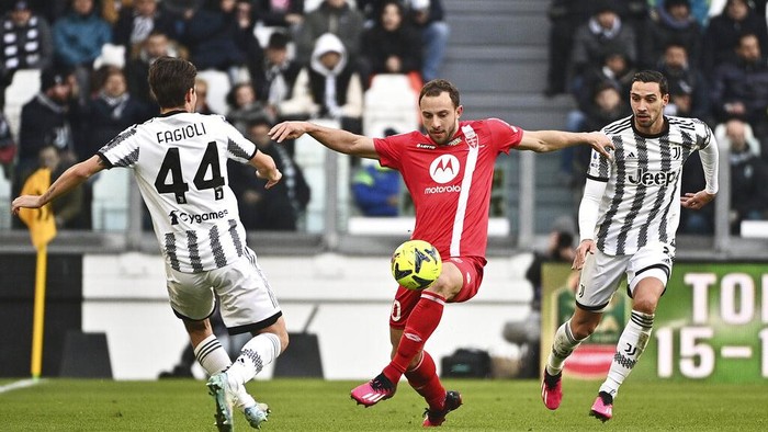 Juventus Mattia De Sciglio, right, Nicolo Fagioli, left, and Monzas Carlos Augusto, center, in action during the Serie A soccer match between Juventus and Monza, at the Allianz stadium in Turin, Italy, Sunday Jan. 29, 2023. (Marco Alpozzi/LaPresse via AP)