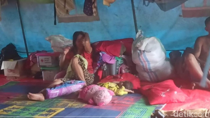 Warga korban banjir saat berada di pengungsian di Kecamatan Malangke Barat, Luwu Utara, Sulsel.