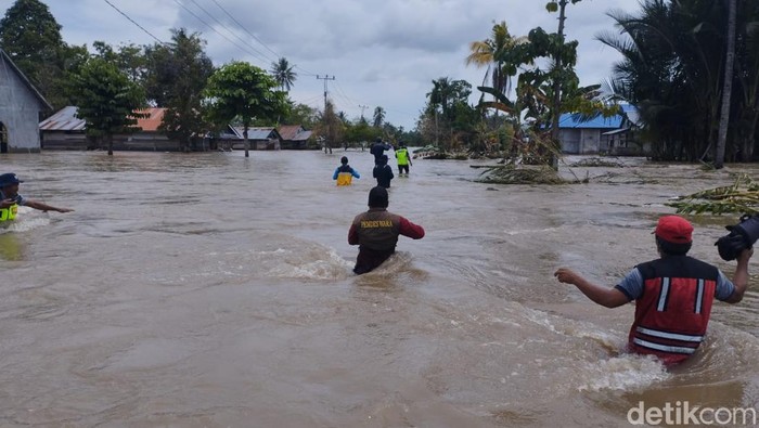 Kondisi banjir di Desa Lembang-lembang, Kecamatan Baebunta, Luwu Utara mencapai pinggang orang dewasa.