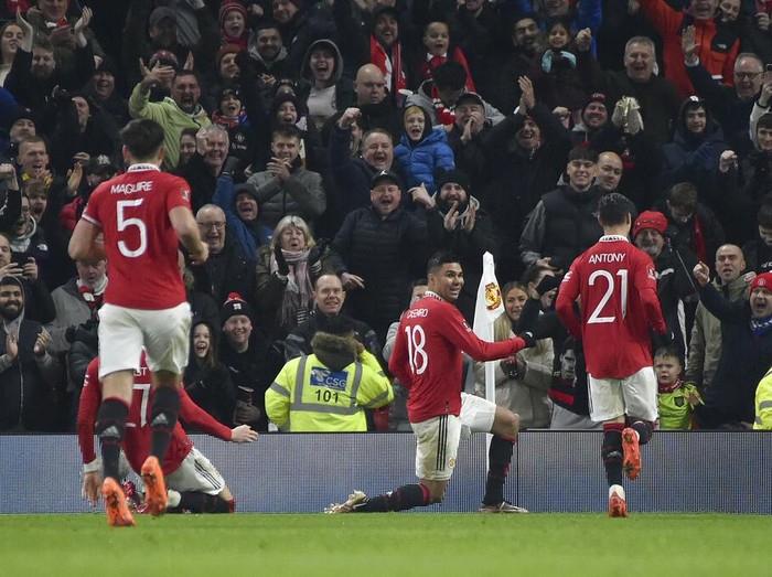 Manchester United's Casemiro, (18) celebrates with teammates after scoring his sides second goal of the game during the English FA Cup 4th round soccer match between Manchester United and Reading at Old Trafford in Manchester, England, Saturday, Jan. 28, 2023. (AP Photo/Rui Vieira)