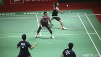 Mereka mengalahkan He Ji Ting/Zhou Hao Dong dengan skor 21-17, 21-16.