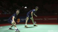 He/Zhou sempat meraih tiga poin untuk menyelamatkan diri. Namun, Leo/Daniel akhirnya mengamankan gim pertama usai Zhou gagal mengembalikan smes Daniel.