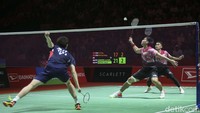 Pertandingan gim kedua berjalan sengit di awal. Setelah ketat sampai 7-7, He/Zhou mulai membuka jarak dan unggul 11-8 saat interval. Usai interval, Leo/Daniel tampil menyerang dan meraih empat poin beruntun untuk berbalik unggul 12-11. Sejak saat itu, Leo/Daniel terus memimpin.