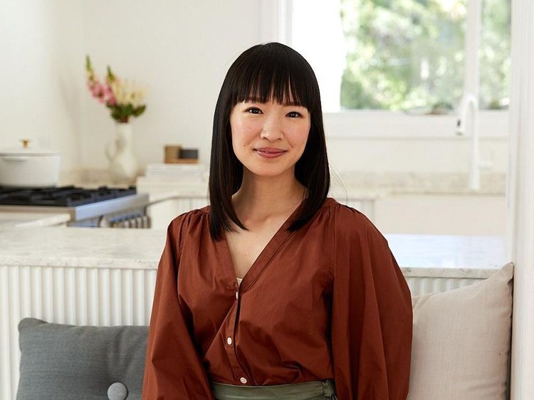 5 Potret Marie Kondo Pensiun Beberes, Rela Rumah Berantakan demi Anak