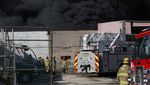 Melihat Perjuangan Memadamkan Api di Pabrik yang Terbakar