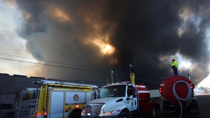 Melihat Perjuangan Memadamkan Api di Pabrik yang Terbakar Firefighters work to extinguish a fire at the Otay industrial zone near the U.S.-Mexico border, in Tijuana, Mexico January 28, 2023. REUTERS/Jorge Duenes