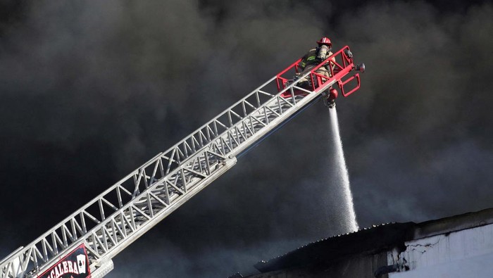 Melihat Perjuangan Memadamkan Api di Pabrik yang Terbakar Firefighters work to extinguish a fire at the Otay industrial zone near the U.S.-Mexico border, in Tijuana, Mexico January 28, 2023. REUTERS/Jorge Duenes