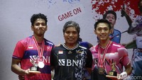 Jonatan dan Chico berfoto bersama sang pelatih.