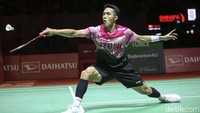 Jonatan memulai gim kedua dengan baik. Namun, keunggulannya terpangkas dan Chico berbalik unggul 7-5. Jonatan merebut empat angka beruntun untuk berbalik unggul 9-7. Dia mampu mempertahankan keunggulannya sampai interval di kedudukan 11-8.