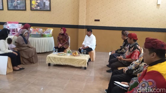 Mensos Risma memberikan bantuan modal kepada orang tua balita tanpa anus di Sumenep
