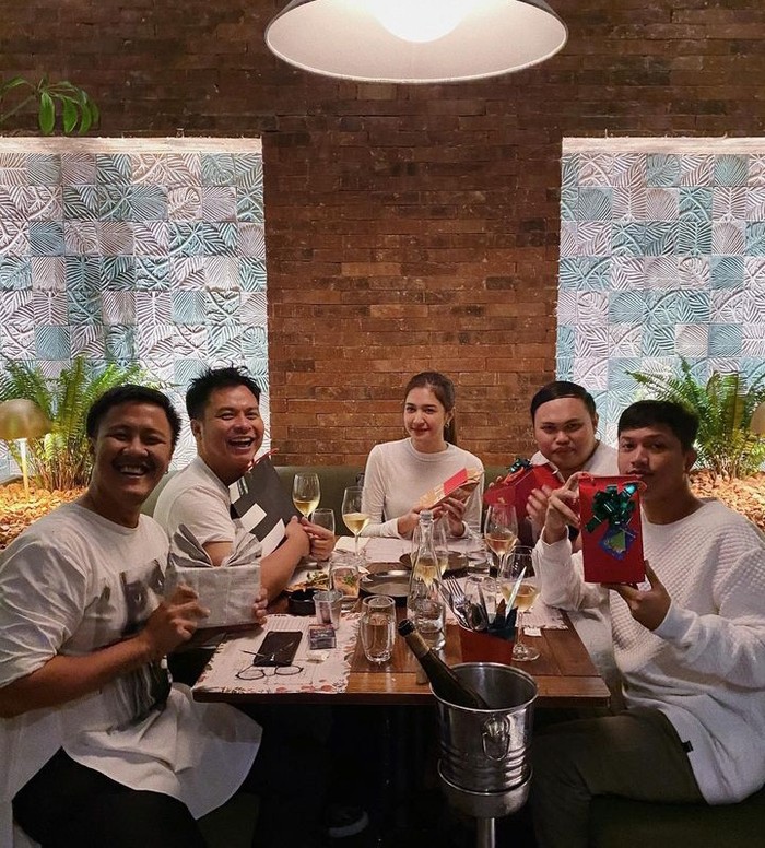 Mikha Tambayong Sah! Mikha Tambayong Menikah, Begini Momennya Saat Asyik Ngopi