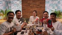 Ketika perayaan Natal tiba, Mikha Tambayong tak luput merayakannya dengan sahabat. Makan malam yang nikmat dilengkapi dengan tukar kado yang membuat suasana semakin hangat. Foto: Instagram/mikhatambayong