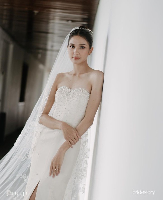 “28.01.2023. Married my best friend in my Mother’s dress. What a dream,” tulisnya pada keterangan foto di Instagram. Foto: Instagram/mikhatambayong